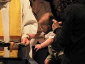 Un bébé tend sa main vers la bible